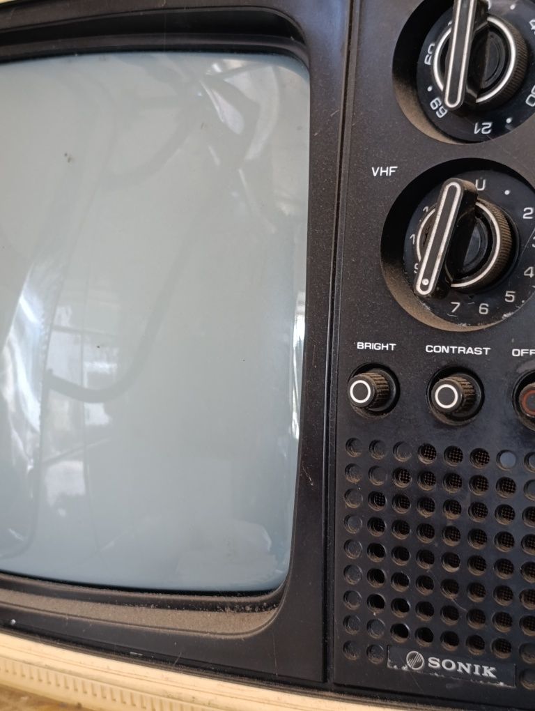 TV antiga sonik a funcionar e  em bom estado