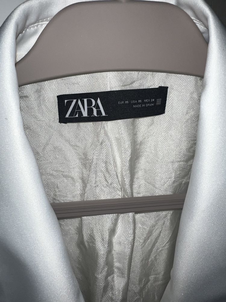 Пиджак женский Zara, с атласными белыми вставками