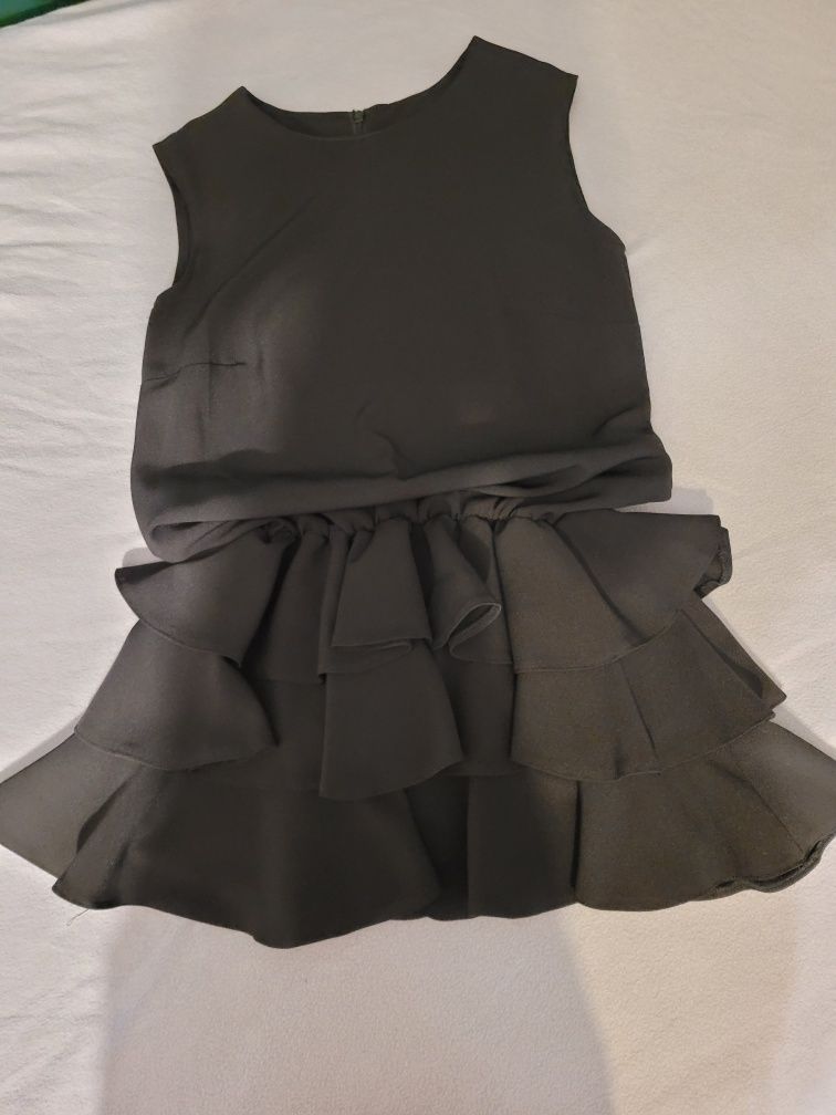 Czarna sukienka z rozkooszowanym dołem