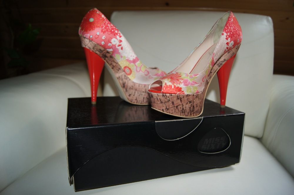 Miss Sixty włoskie szpilki wzór kwiaty. Unikatowe piękne