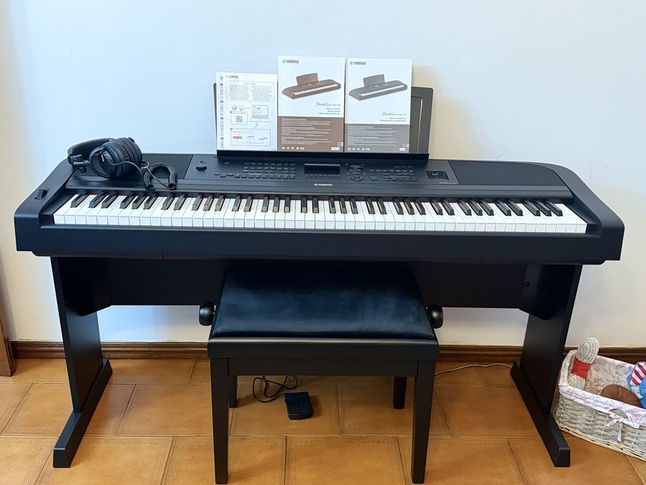 Piano Yamaha digital DGX-670 = Novo