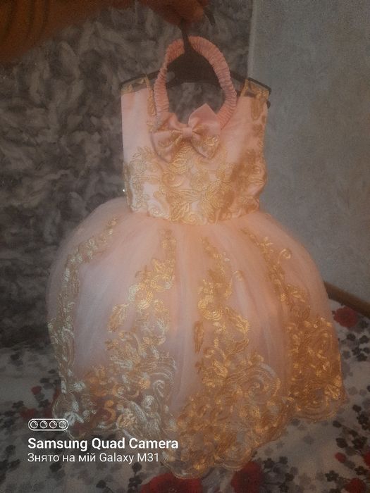 Продам плаття для дівчинки на рік.