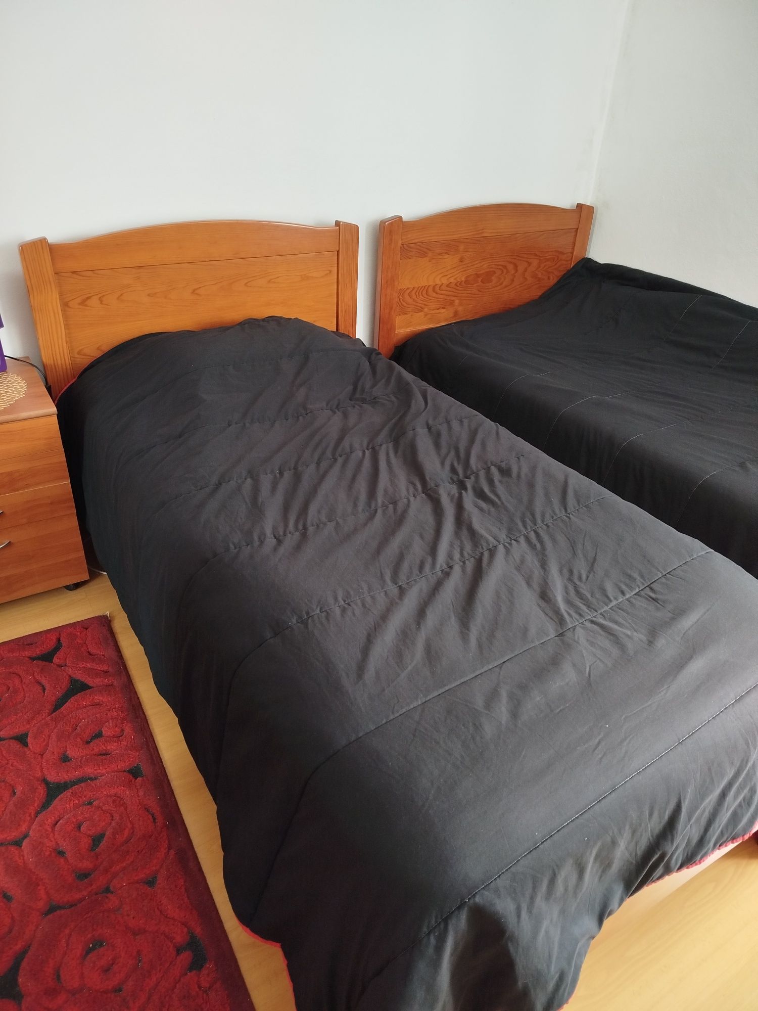 Cama solteiro em madeira cerejeira