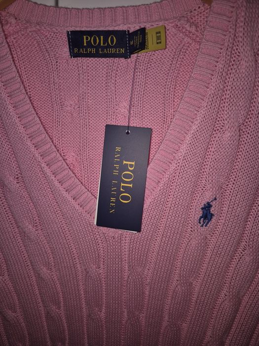 Różowy sweterek z warkoczykowym splotem