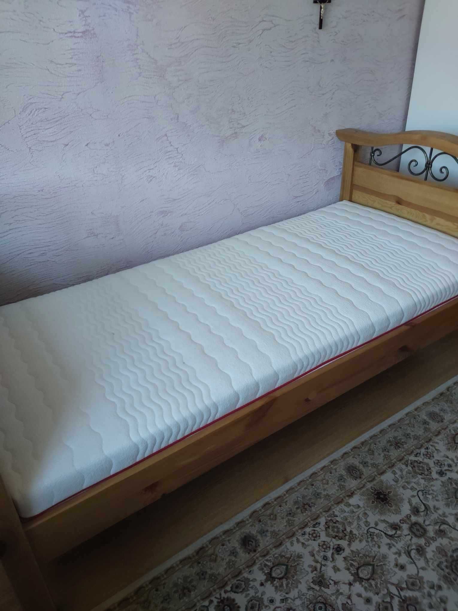 Łóżko jednoosobowe drewniane z materacem