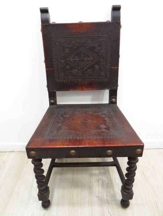 Cadeira com assento e costas em couro.