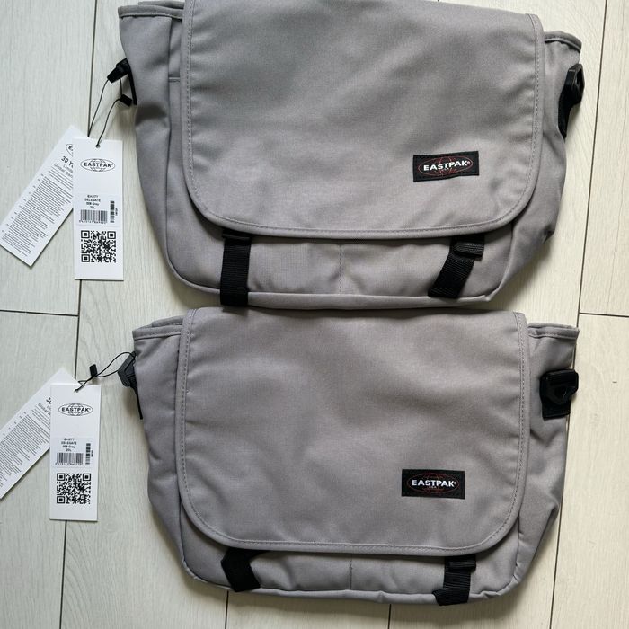 Сумка через плече EastPak Delegate 008 20L у сірому кольорі.