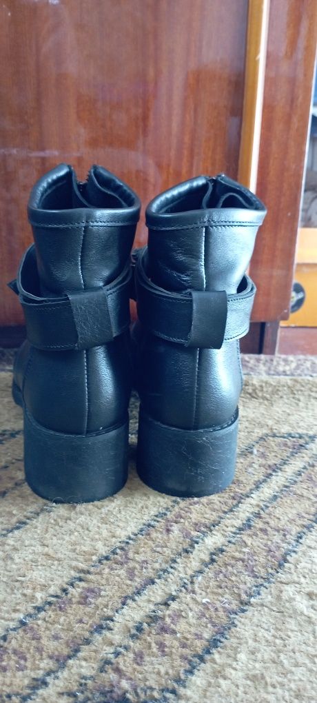 Продам демисезонные кожаные сапожки