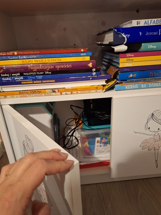 Regał dziecięcy domek