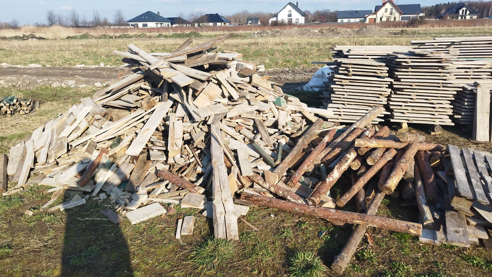 Drewno opałowe deski  około 4m3. Cena za m3 do uzgodnienia