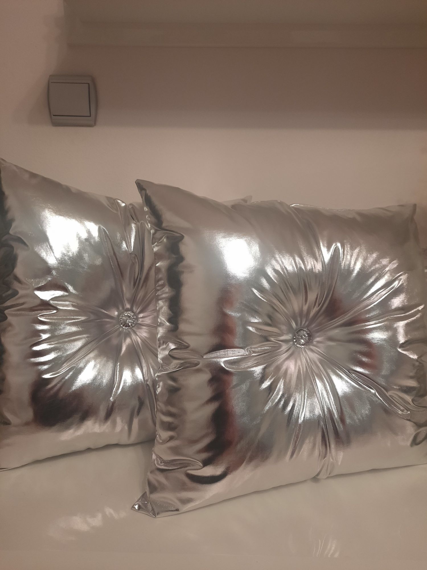 Srebrne poduszki z kryształkiem glamour