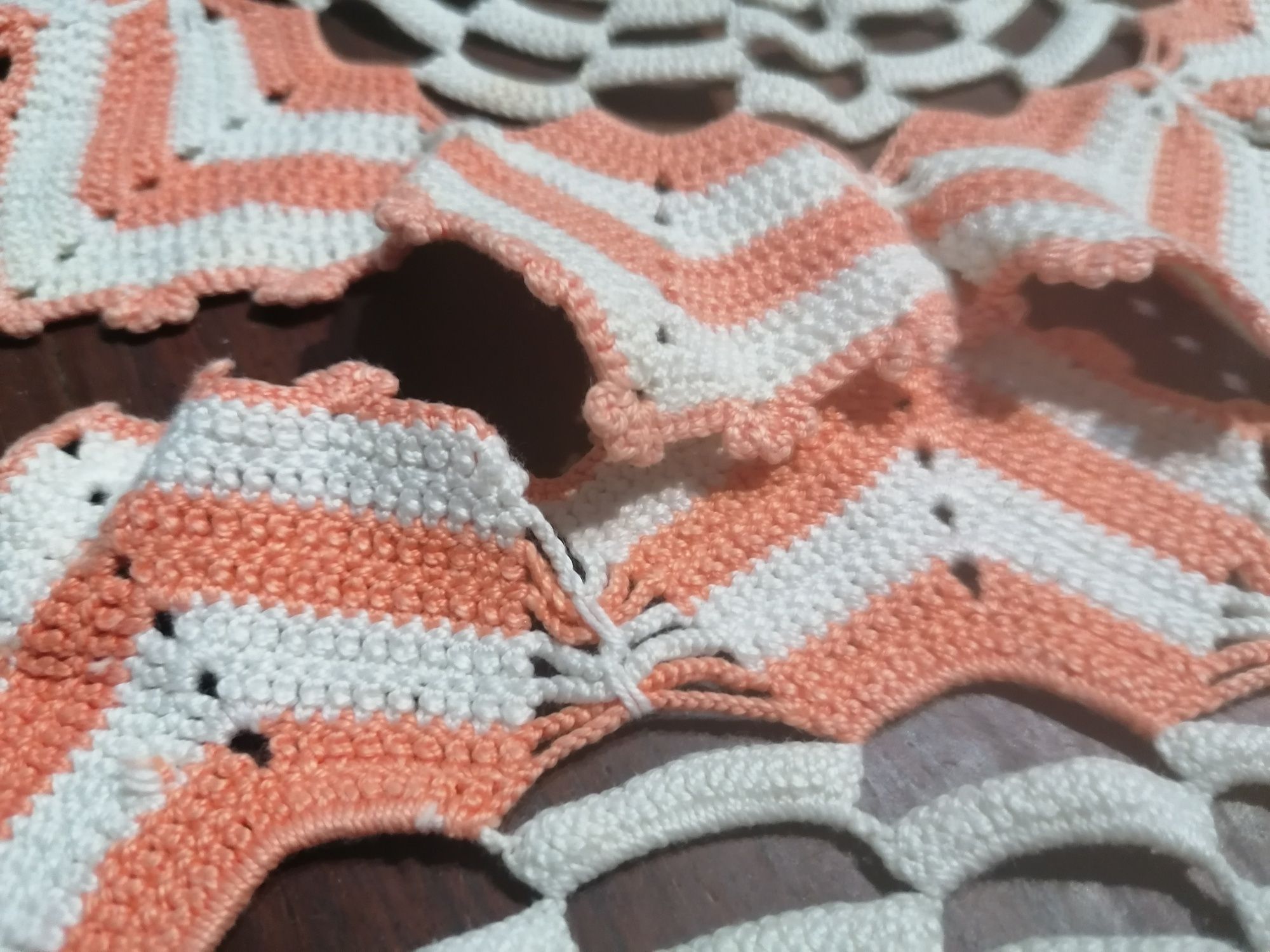 Conjunto de 4 naprons em renda feita á mão 

Dimensões em diâmet