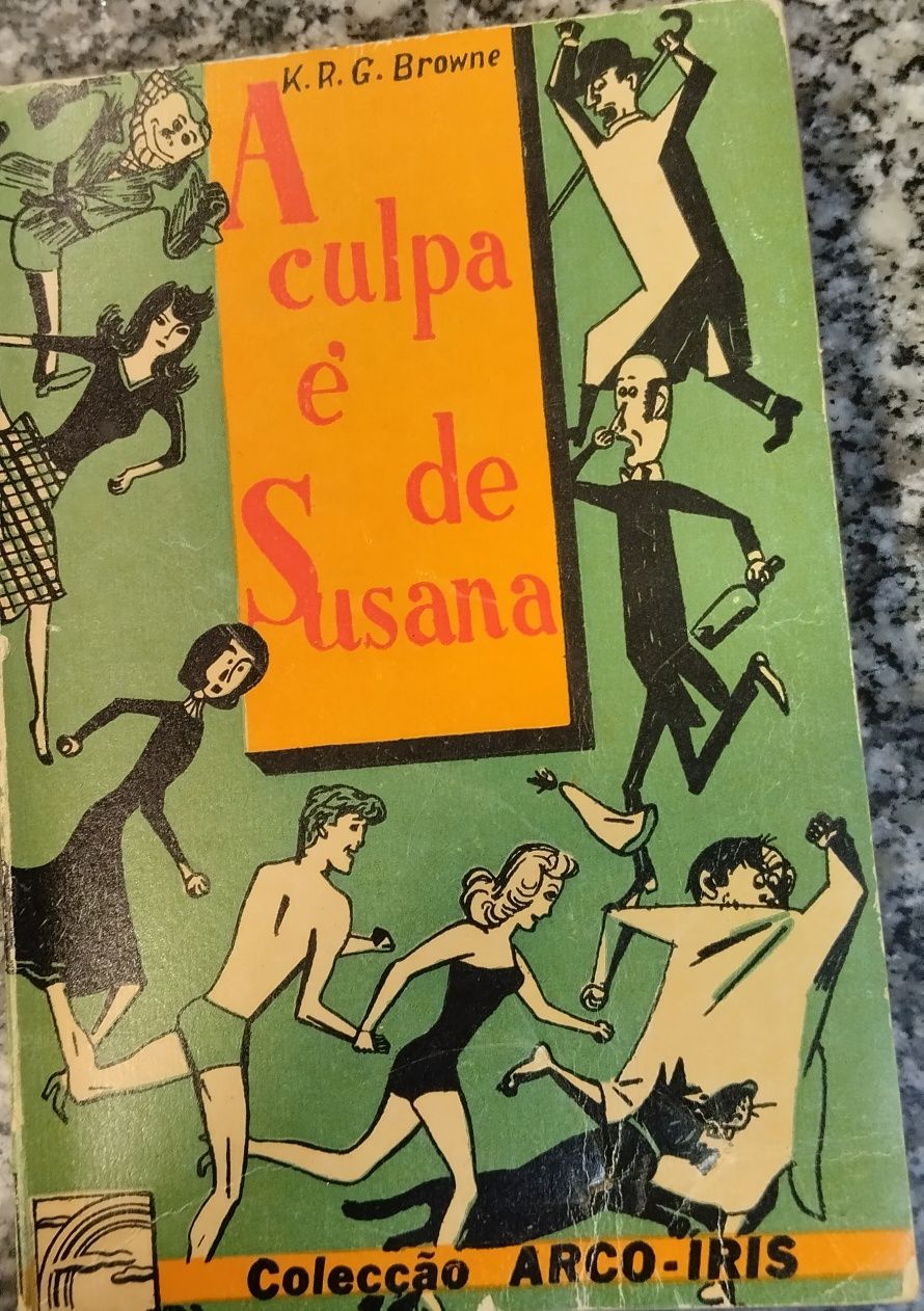 Livros antigos com marcas de desgaste de tempo e de uso
