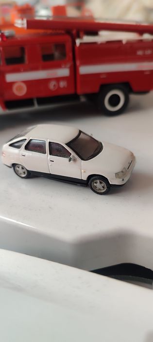 Продам масштабну модель лада 2112  маштаб 1:64
