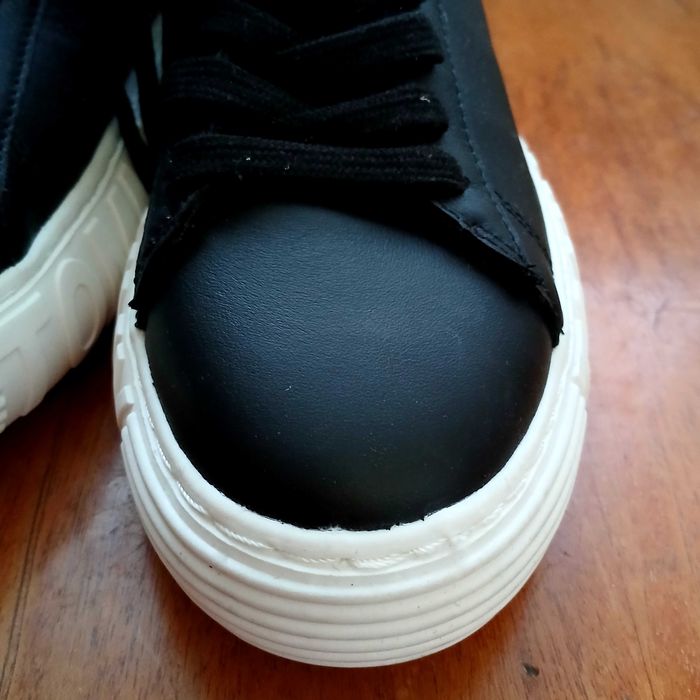 Нове жіноче взуття