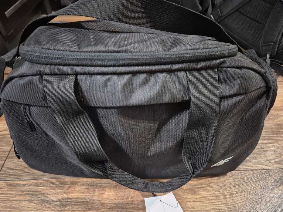 Torba sportowa 4F czarna 25L treningowa na siłownię  podróż Nowa