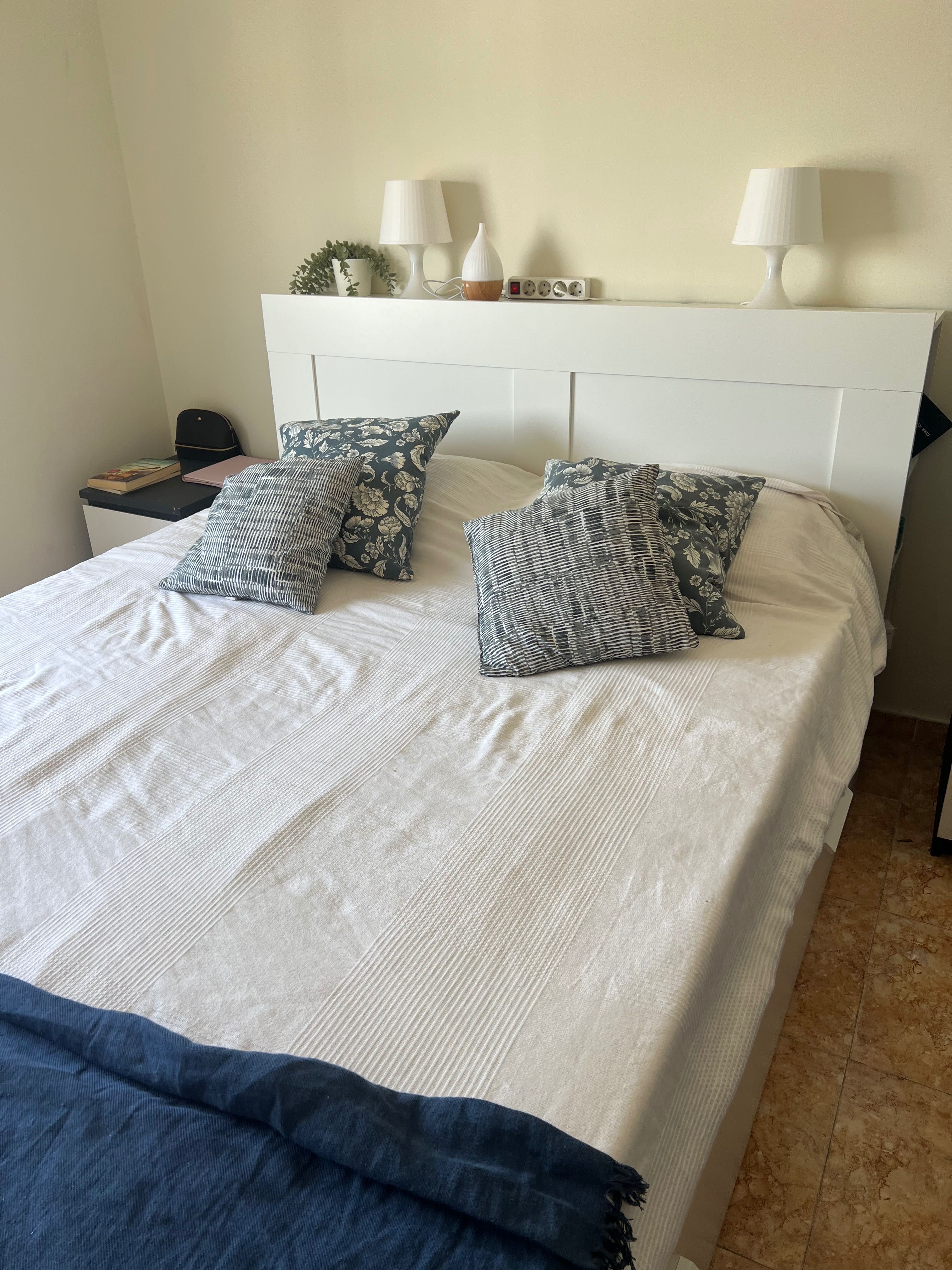 Estrutura de cama em ótimo estado