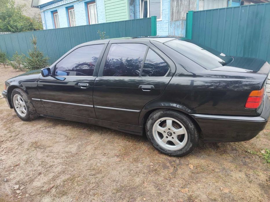 БМВ е 36  ,1993 року  ,обем 1,6 бенз.