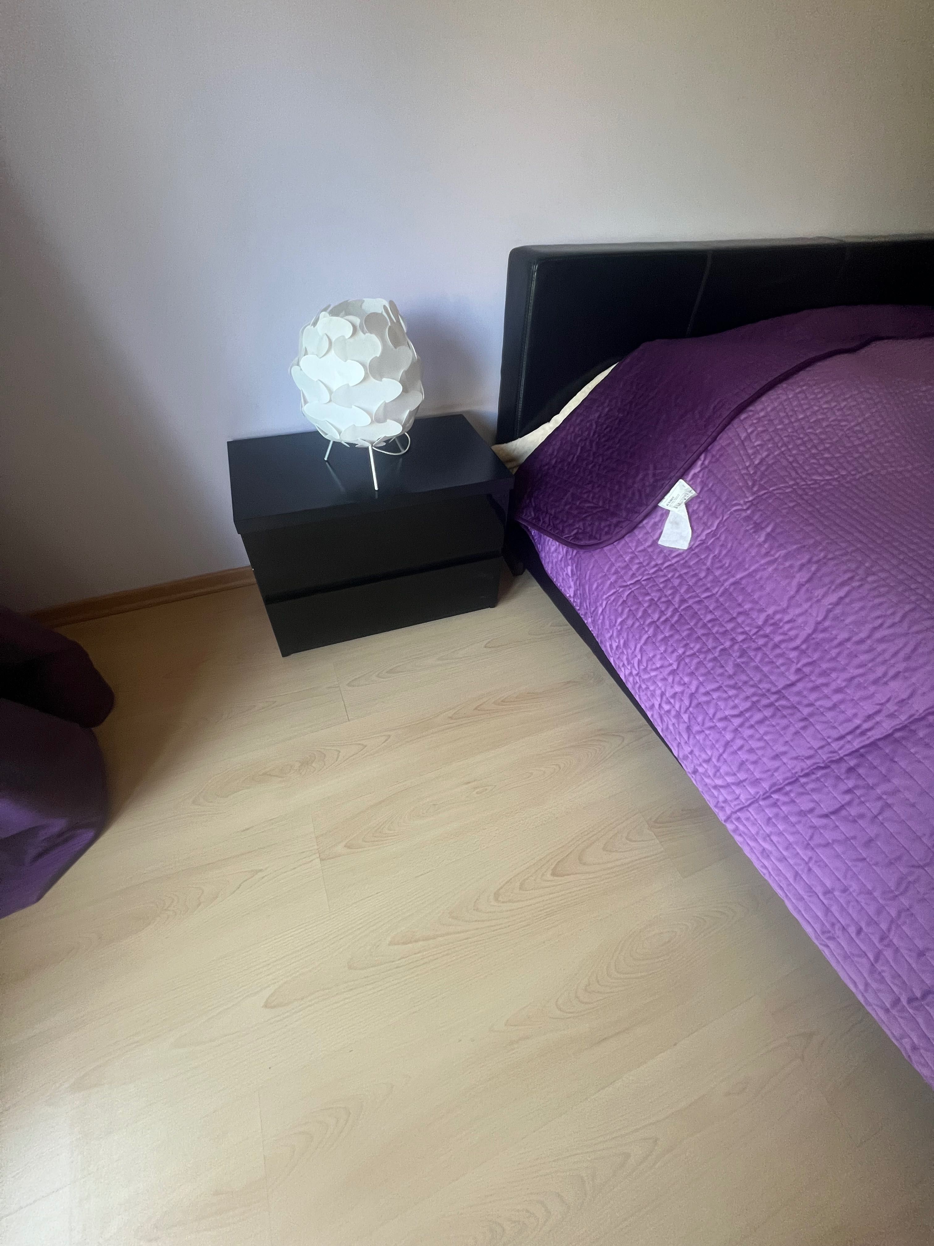 Cama, duas mesas de cabeceira e cómoda. Sem colchão.
