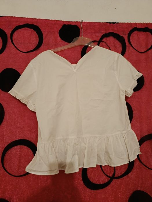 Blusa 
Tamanho único 
Pouco usada 
Preço 6€