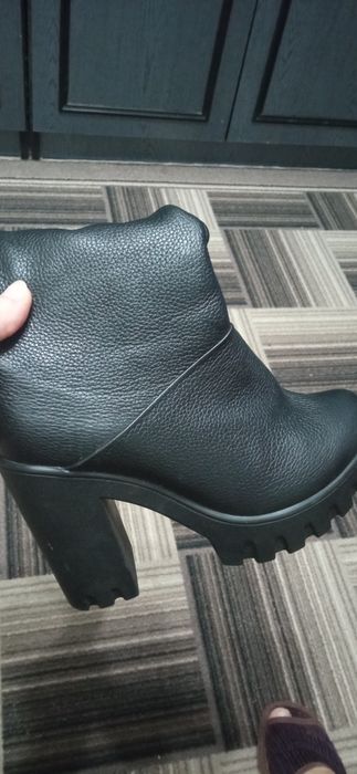Продам шкіряні нові чоботи