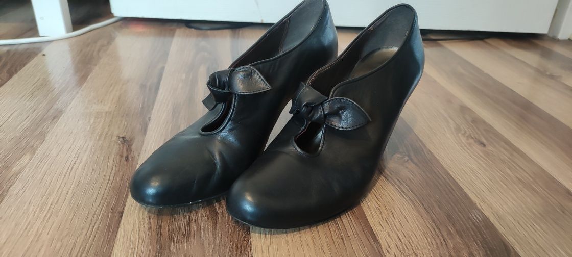 Buty vintage na obcasie