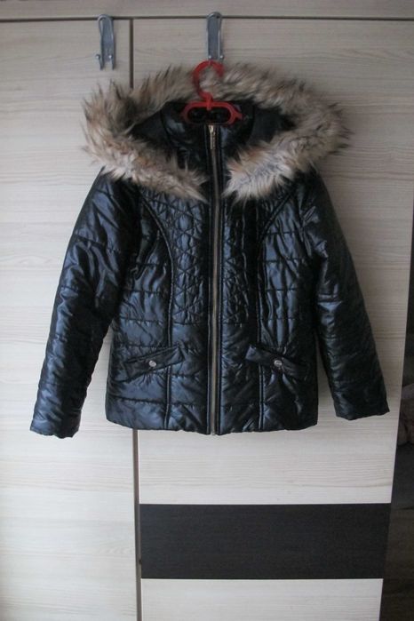 czarna kurtka 140 dziewczynka taliowana kaptur ciepła zimowa zapinana