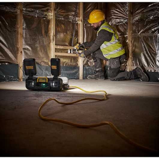 DeWALT DWST08060 акумуляторний ліхтар з ящиком 20V MAX з США ОРИГІНАЛ