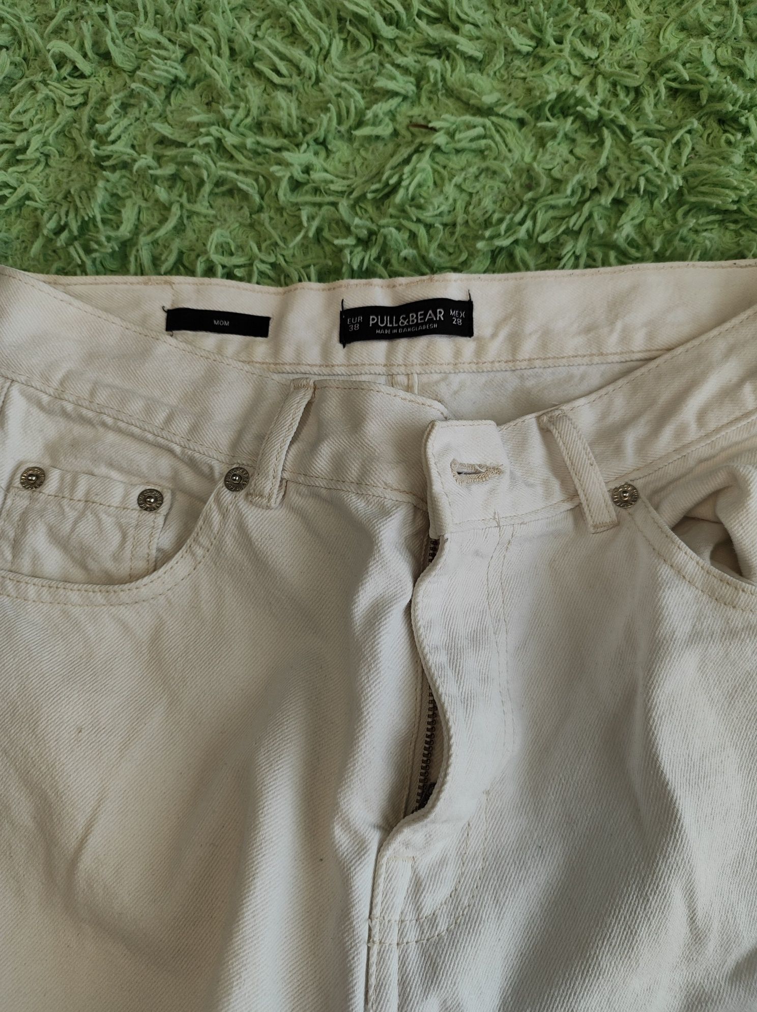 Білі мом джинси від PULL&BEAR