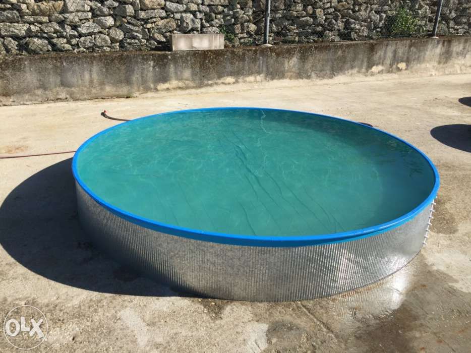 Vendo piscina com armação em chapa para criança.