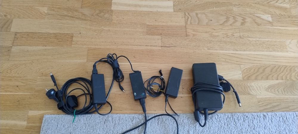 Зарядні до ноутбука.