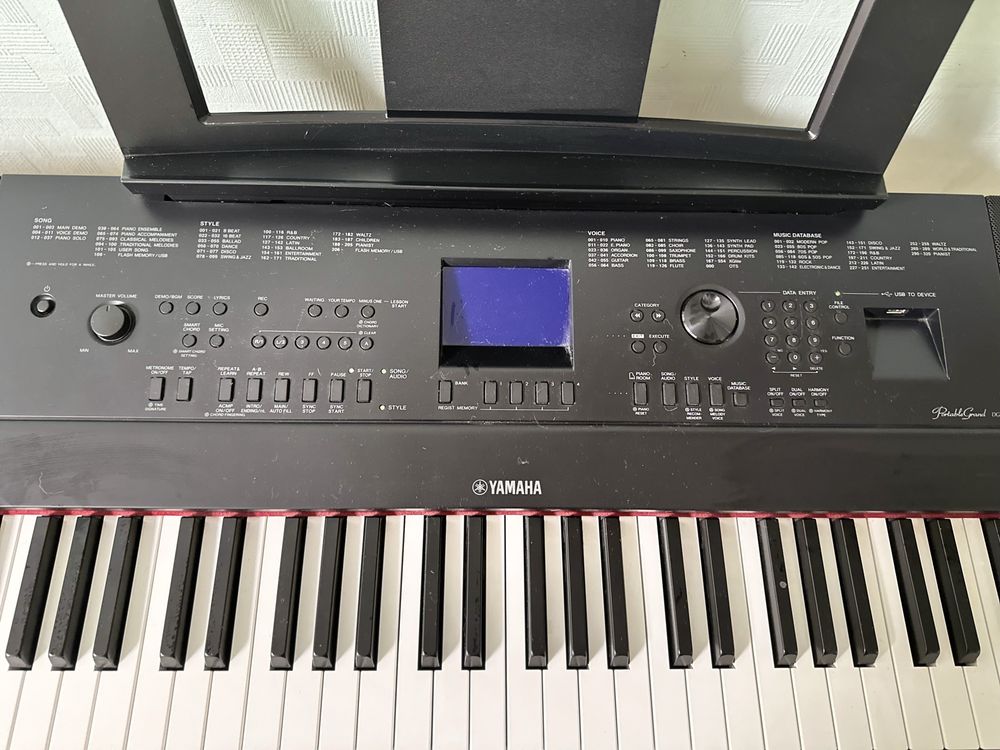 Продаю синтезатор піаніно Yamaha DGX-660 Black