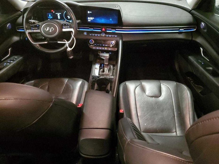 Hyundai Elantra Limited 2021 .