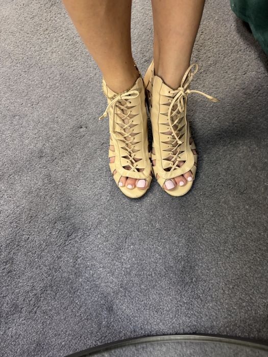 Kazar sandały na obcasie botki peep toe z ażurowym wzorem