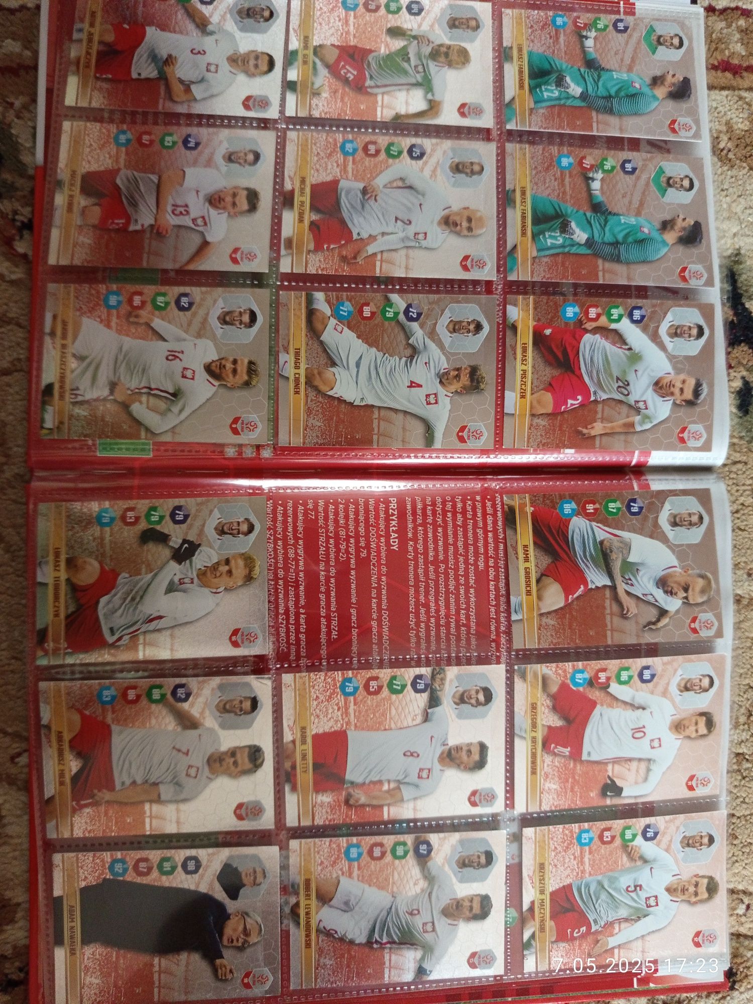 Karty piłkarskie różne roczniki. Pusty album dodatkowo.