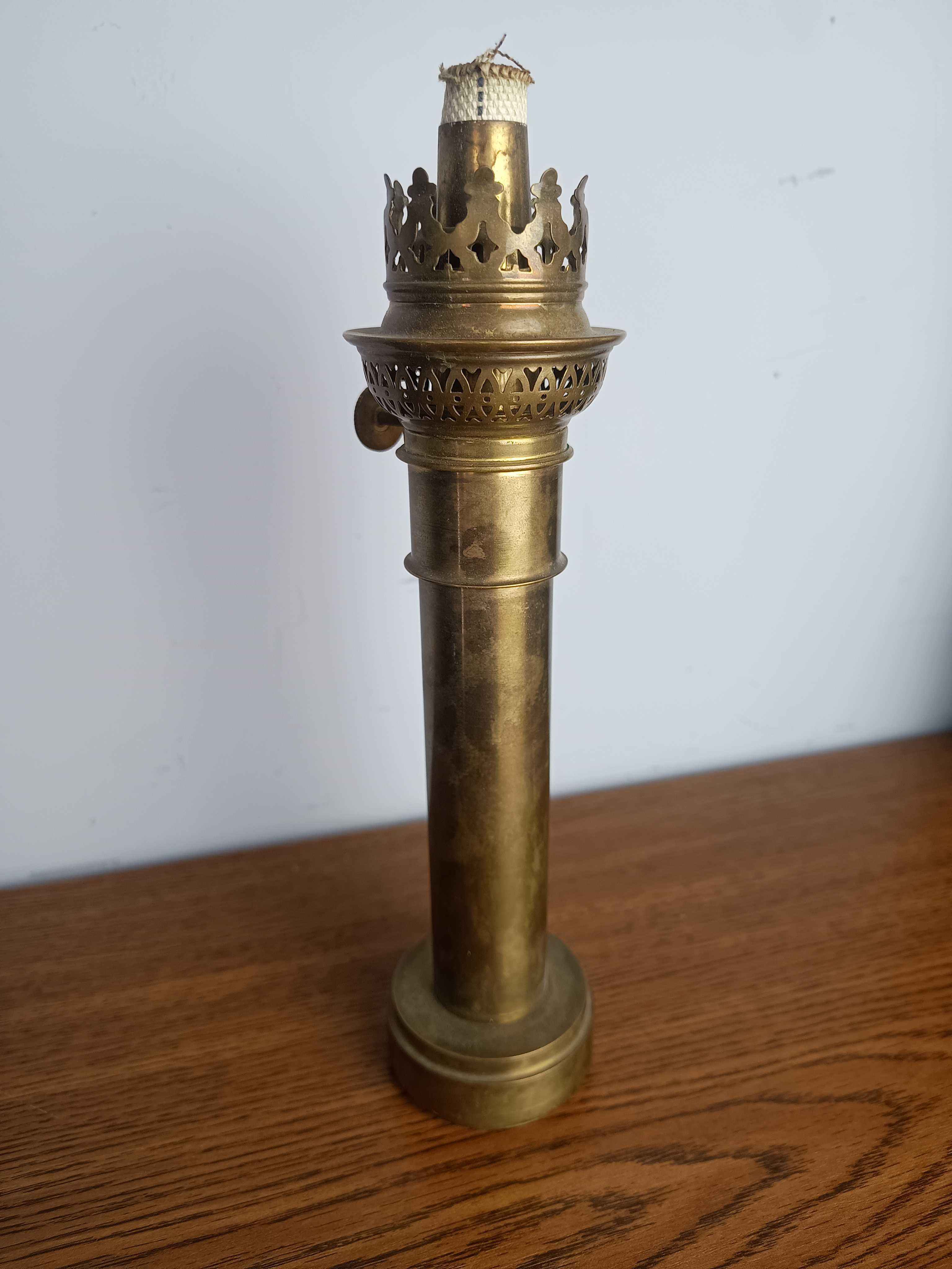 Stara mosiężna lampa naftowa