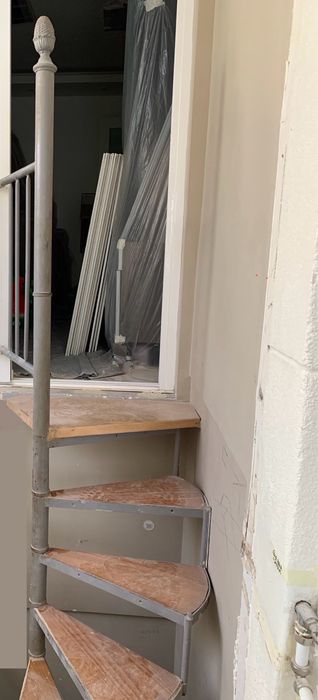 Escada em caracol em ferro e madeira