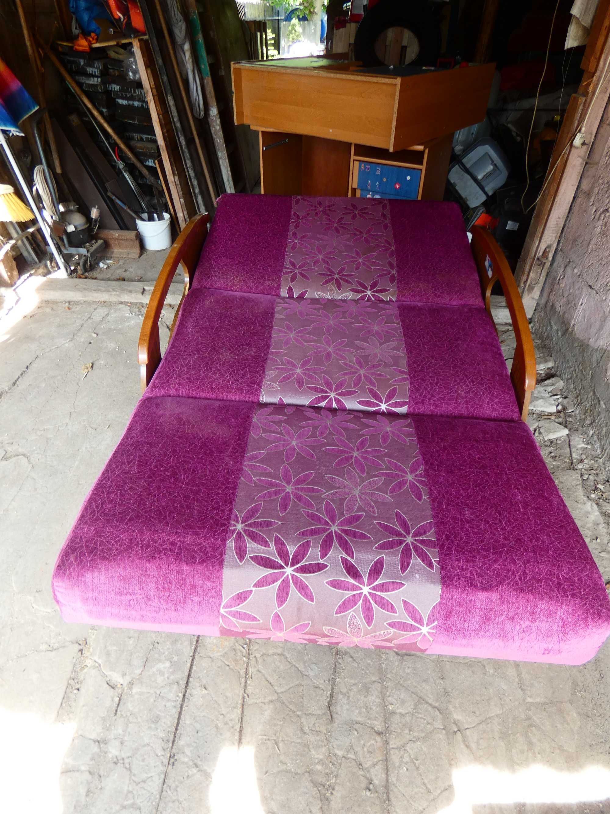 Łóżko-sofa koloru różowego