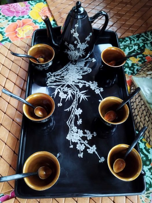 Imbryk z filiżankami z laki