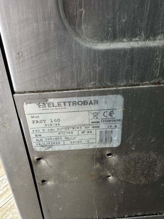 Промислова посудомийна машина