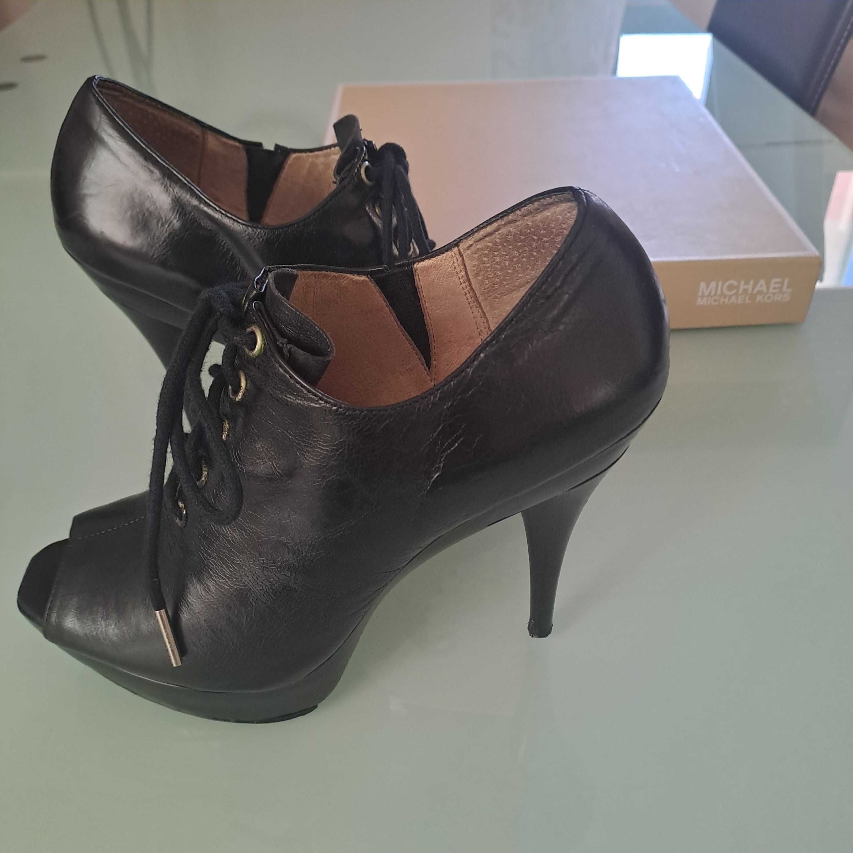 Sapatos em PELE, da Michael KORS