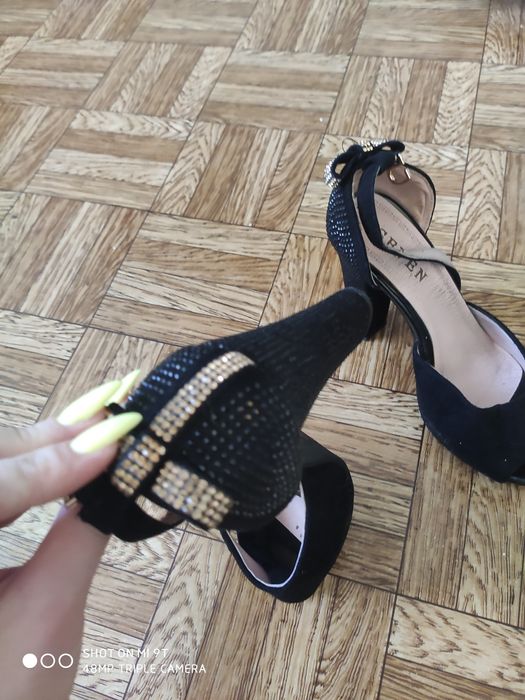 Туфлі босоніжки  на застібці