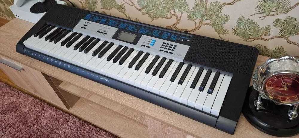 Синтезатор Casio LK-136