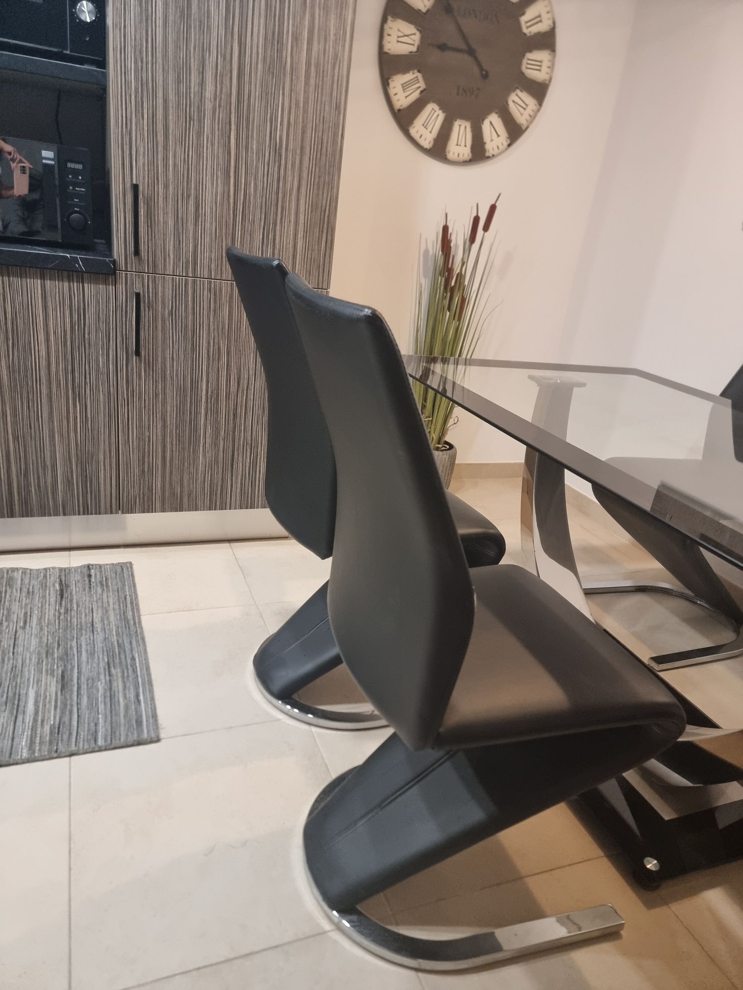 Mesa em tampo de vidro temperado e 4 cadeiras