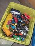 Duże pudło samochodzików Hot Wheels i innych.