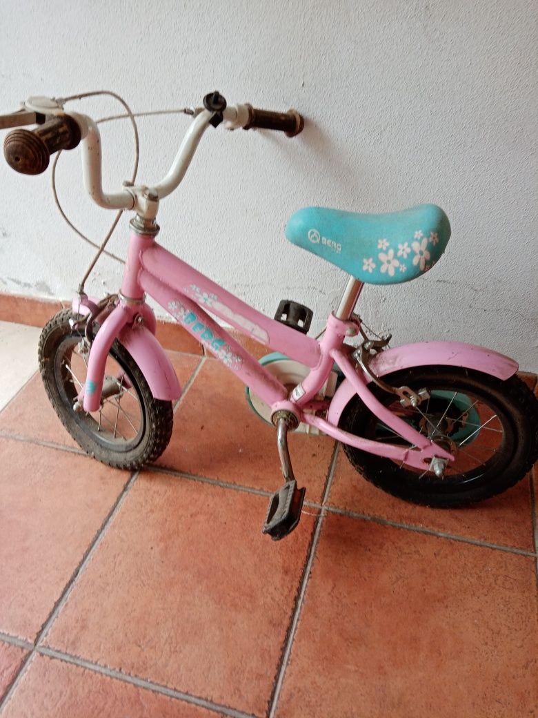 Mini bicicleta em ótimo estado tem rodas laterais de apoio