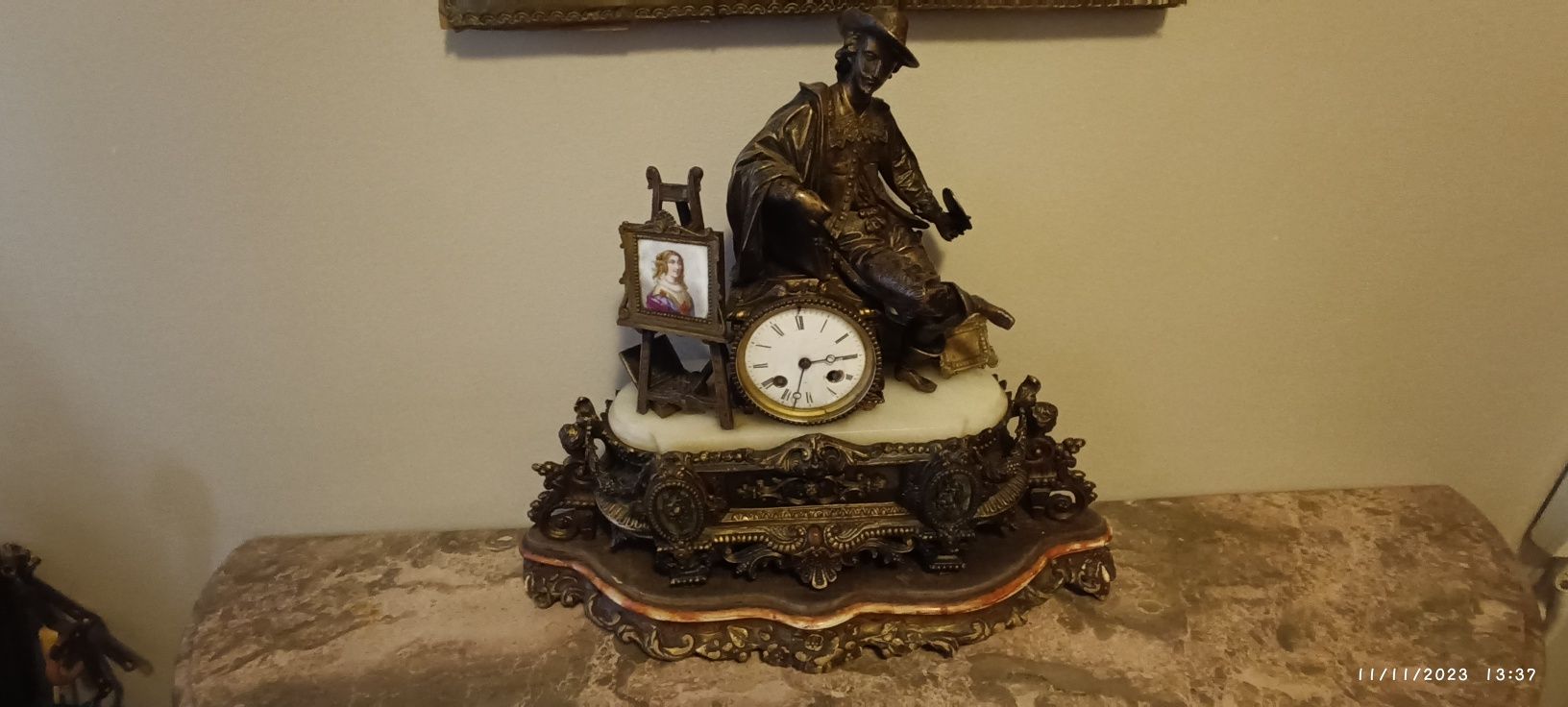 Relógios e estatuetas