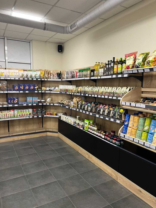 Металеві стелажі комбіновані з ДСП елементами.