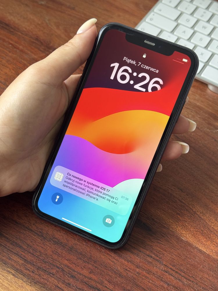 iPhone 11 z etui Spigen