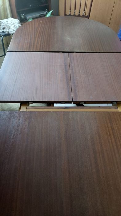 Mesa de sala em mogno.
6 cadeiras
Mesa fechada de 1,60m×1m
Mesa aberta